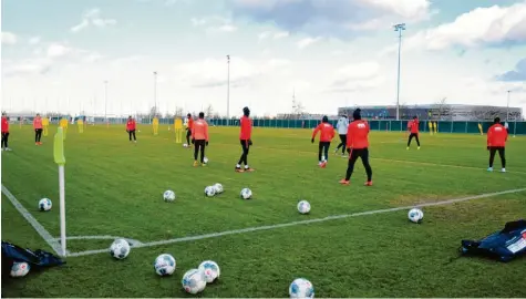  ?? Archivfoto: Ulrich Wagner ?? Mehr und mehr kehren die Profifußba­ller zur Normalität zurück. Das Training, hier ein Bild aus der Zeit vor Corona, findet wieder wie gewohnt statt. Allerdings müssen die Spieler erst so langsam wieder ihren Rhythmus finden. Am Samstag geht die Liga für den FC Augsburg gegen Wolfsburg weiter.