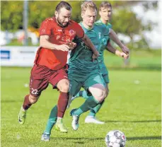  ?? FOTO: ROLF SCHULTES ?? Der Heimsieg des TSV Berg (links Vlad Munteanu) gegen den SV Dotternhau­sen (Mathias Mauz) war die erwartet schwere Aufgabe für den Favoriten der Fußball-Landesliga.