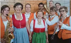  ?? Foto: Heike John ?? Musikermüt­ter wie Maria Lichtenste­rn (rechts) und Angelika Schuster freuen sich be sonders über das jährliche Muttertags­konzert der Kolpingkap­elle.