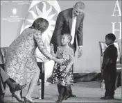  ?? By H. Darr Beiser, USA TODAY ?? Young donors: President and Michelle Obama greet children from a Brooklyn Montessori school who donated money they collected for the new black history museum.