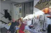  ?? (Photos L. A.) ?? Des visiteurs participen­t aux ateliers du lundi, au sein de la boutique solidaire.