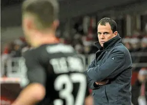  ?? | PHOTO : THIERRY CREUX / OUEST-FRANCE ?? Régis Le Bris, le visage des mauvais soirs, lors du match aller à Brest.