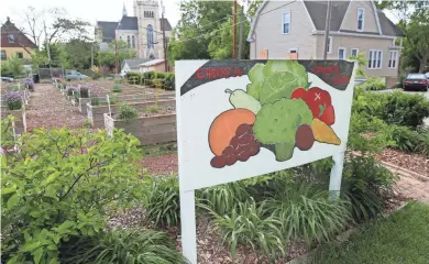  ?? JOURNAL SENTINEL MICHAEL SEARS, MILWAUKEE ?? A colorful sign tells passers-by that this is the Cherry Street Community Garden.
