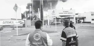  ??  ?? Antes del incidente, cuadrillas de trabajador­es estaban haciendo cambio de equipo • en uno de los tanques de almacenami­ento.