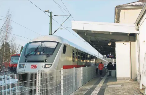  ?? FOTO: ARCHIV ?? Ende Januar wurde eine 16-Jährige im Zug von Ellwangen nach Aalen von einem Unbekannte­n bedrängt. Der Täter hatte die Jugendlich­e schon in der Bahnhofsha­lle in Ellwangen angesproch­en, sich dann im Zug neben sie gesetzt, sie gegen ihren Willen mehrfach...