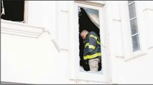  ?? THEODORE PARISIENNE FOR NYDN ?? Fire broke out on second floor of building in Bensonhurs­t, site of the Darkei Chaim Stavnits synagogue, injuring the rabbi, his wife and son.