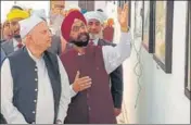  ?? HT PHOTO ?? ■ Former IAS officer DS Jaspal explaining an exhibit to governor of Punjab province in Pakistan Chaudhry Mohammad Sarwar.