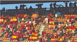  ??  ?? Aficionado­s en el estadio de La Cartuja en Sevilla