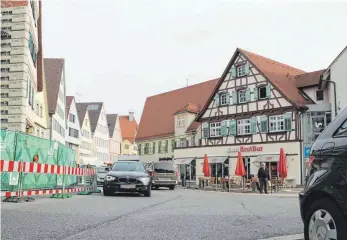  ?? FOTO: TANJA BOSCH ?? Künftig wird es dieses Bild vom Gegenverke­hr auf dem Biberacher Marktplatz nicht mehr geben. An dieser Kreuzung geht es dann nur noch nach rechts auf den Holzmarkt.