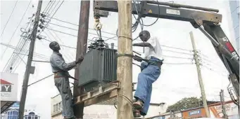  ??  ?? Electricit­y workers