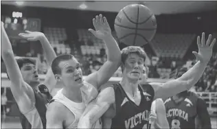  ?? STEVE BOSCH/ PNG ?? Doug Plumb of UBC Thunderbir­ds ( left) battles Michael Berg of the University of Victoria Vikings in men’s basketball action Friday at UBC in Vancouver. UBC won 68- 52.