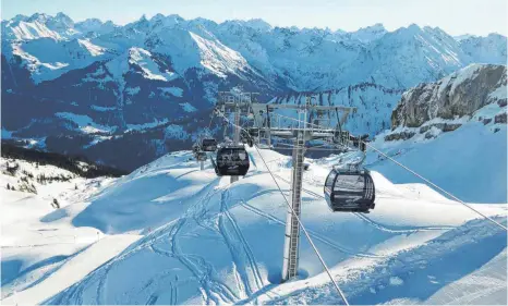  ?? FOTO: MICHAEL MUNKLER ?? Skifahren mit guter Aussicht: Am Ifen wurden die Bahnen offiziell eröffnet. In Betrieb sind sie bereits seit dem 23. Dezember.