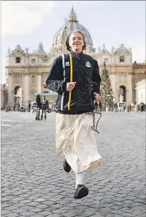  ?? MAURIZIO BRAMBATTI / EFE ?? Lanzamient­o. Una monja de Athletica Vaticana corre para los medios.