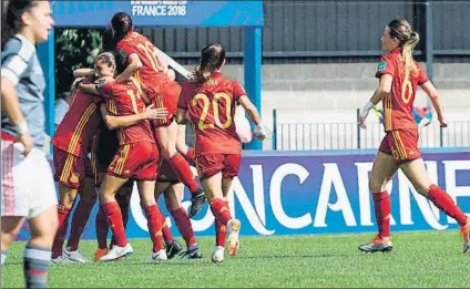  ?? FOTO: EFE ?? Las jugadoras de la selección española celebran uno de los cuatro goles a Paraguay. Hoy toca un dífícil compromiso ante Japón