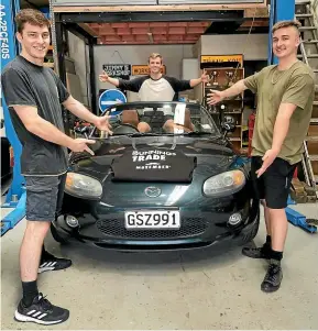  ?? ?? Aaron Duncan, Jack Jury and Sam Ford are fixing and flipping a Mazda MX-5 for the Movember charity.