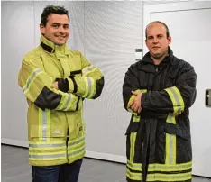  ??  ?? Die Feuerwehre­n Aindling, Stotzard und Pichl Binnenbach erhalten neue Schutzklei dung. Florian Schwegler (links) von der Feuerwehr Stotzard präsentier­t eine neue, hellbraune Jacke. Andreas Ehleider von der Feuerwehr Aindling zeigt das alte Modell.