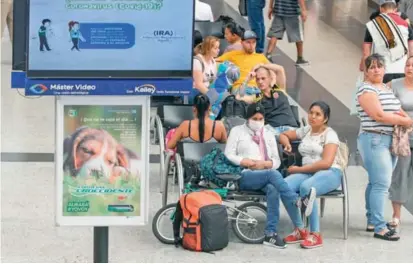  ?? FOTO MANUEL SALDARRIAG­A ?? En la terminal de buses del Norte, con pendones y videos en pantallas de televisión se promueven los cuidados para prevenir el Covid-19 en oficinas y salas de espera.