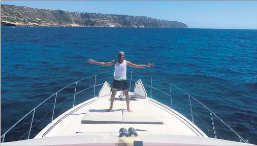  ??  ?? VACACIONES. Mbappé disfruta estos días de sus vacaciones. El pasado domingo subió esta imagen en un yate, navegando en Mallorca.