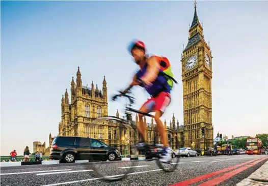  ??  ?? Partenza e arrivo: a sinistra, Parigi, davanti alla Tour Eiffel, a destra il palazzo di Westminste­r e il Big Ben, a Londra. In basso a sinistra, l’autore della pedalata (e dell’articolo)