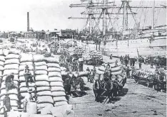  ??  ?? Bags of wheat arriving at Yarra Street Pier in January 1914.
