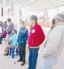  ?? /SAÚL PONCE ?? Miles de personas de la tercera edad acudieron a ponerse la vacuna contra el Covid-19.