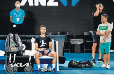  ?? DIEGO FEDELE / EFE ?? Djokovic, pensativo, en su último entrenamie­nto en el Melbourne Park.