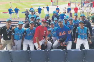  ?? Suministra­da ?? Los jugadores del equipo de Puerto Rico tuvieron la oportunida­d de compartir ayer con los puertorriq­ueños Ricky Bones, entrenador de lanzadores de Mets de Nueva York, y José David Flores, coach de primera base de los Filis de Filadelfia, antes del partido antre ambas novenas.