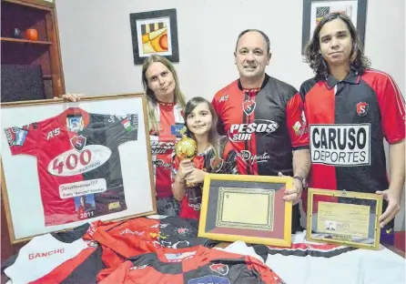  ?? FOTOS: AGENCIA PUNTA ALTA ?? EN FAMILIA, siempre unidos. Mariela, su señora, y los hijos de ambos: Maitena, de 10 años y Alejo, de 16.