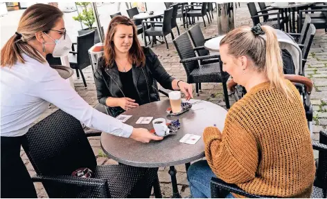  ??  ?? In Soest geht es schon früher los: Im Zuge eines Modellproj­ekts dürfen Außenberei­che von Cafés jetzt schon wieder öffnen.