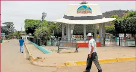  ??  ?? En el parque central, un sombrero hace referencia a la toquilla, a pesar de que hay poca artesanía en el sitio.