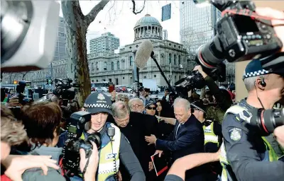  ?? (Afp) ?? Alla Corte Il cardinale George Pell arriva in tribunale a Melbourne con il suo legale scortato da una dozzina di agenti di polizia