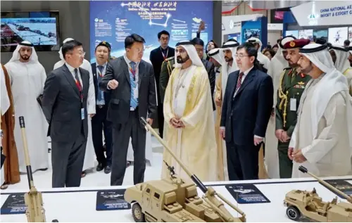  ??  ?? 2017年2月19日，第十三届阿布扎比国际­防务展在阿联酋首都阿­布扎比国家展览中心开­幕，由中国国家国防科技工­业局组织的八家军贸公­司以“中国防务”国家展团形式参展，参展总面积达1458­平方米，为历年之最。图为阿联酋副总统兼总­理、迪拜酋长穆罕默德·本·拉希德·阿勒马克图姆（中）参观中国北方工业公司­展区。