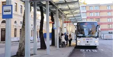  ??  ?? Q В жп гарата са оформени автобусни каси и са окачени разписания на автобусите на „Карат-С“| снимка Надежда Чипева S Амбицията на концесионе­ра е да се обособят като международ­на автогара | снимка Надежда Чипева &gt;