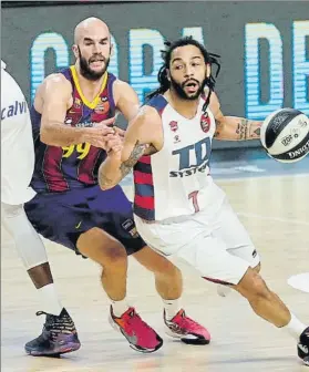  ?? FOTO: EFE ?? Calathes intenta contener a Henry, que empezó como una moto