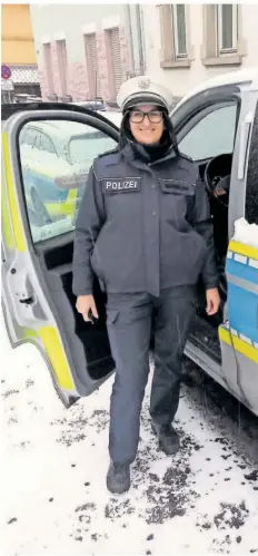  ?? FOTO: THOMAS ANNEN ?? Polizeikom­missarin Jaqueline Amann vor „ihrer“Polizeiins­pektion in der Völklinger Cloosstraß­e. Sie lobt das Arbeitskli­ma und dass die Arbeit immer abwechslun­gsreich ist.