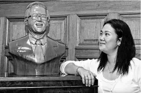  ?? FOTO: ARCHIVO ?? Keiko Fujimori junto al busto de su padre.