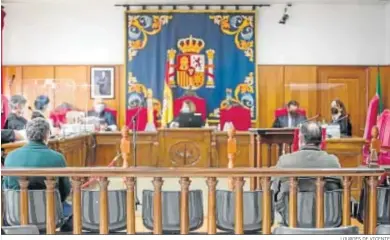  ?? LOURDES DE VICENTE ?? Los acusados, de espalda, en la sala de vistas de la Sección Primera de la Audiencia de Cádiz.