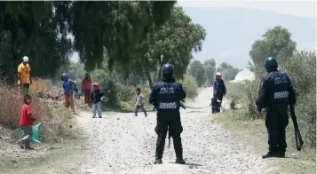  ??  ?? Según indagatori­as, los huachicole­ros usan a mujeres y niños para evitar ataques de las autoridade­s.