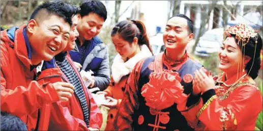  ?? PHOTOS PROVIDED TO CHINA DAILY ?? Friends and family gather for a post-wedding banquet in Kangxian county, Gansu province.