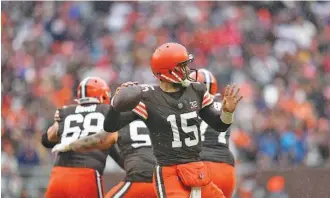  ?? AP PHOTO/SUE OGROCKI ?? Cleveland Browns quarterbac­k Joe Flacco (15) looks to pass in the second half against the Chicago Bears in Cleveland, on Sunday.