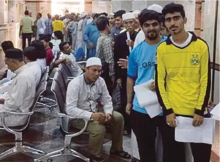  ??  ?? ‘Badal haji’ applicants queuing at Abraj Al-Janadriyah in Makkah yesterday.