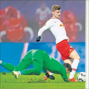  ??  ?? GUSTA. Timo Werner regatea a un portero, en una acción de la Bundesliga.