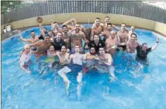  ??  ?? Los jugadores del Burgos celebran la clasificac­ión para las semis.