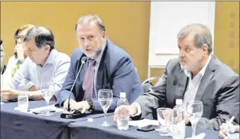  ??  ?? El ministro de Hacienda, Benigno López, reunido anoche con directivos de Desarrollo en Democracia (Dende), para una charla referente al presente y futuro económico del país.