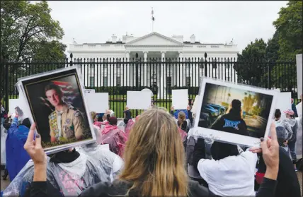  ?? PHOTOS BY MANUEL BALCE CENETA / ASSOCIATED PRESS FILE (2023) ?? People protest in front of the White House on Sept. 23 to raise awareness of opioid-related deaths.