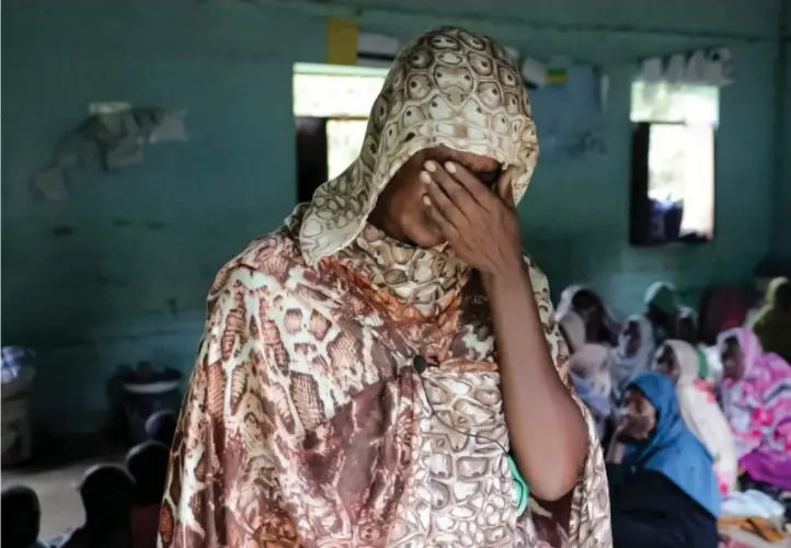  ?? AHMED OMER / FLYKTNINGH­JELPEN / NTB HANDOUT ?? Denne 32 år gamle kvinnen har søkt tilflukt på en skole i delstaten White Nile. Broren ble drept da han hjalp henne med å flykte fra hovedstade­n Khartoum.