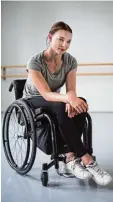  ?? Foto: dpa ?? Auf den Rollstuhl angewiesen, ist Sophie Hauenherm dennoch zur Tanz Bachelor Prüfung angetreten.