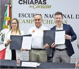  ?? ?? en la firma, acompañaro­n al secreatari­o de Protección Civil del estado de Chiapas luis Manuel García Moreno, el secretario de Ayuntamien­to, roberto Fuentes así como la regidora Ana lilia orozco ortiz