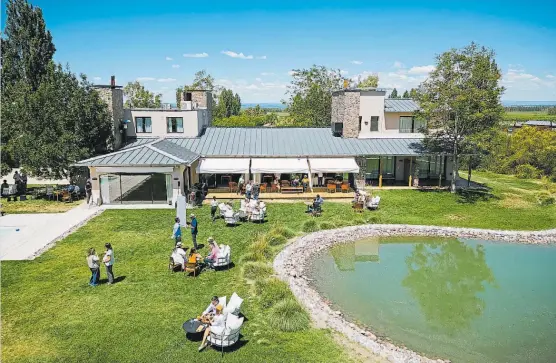  ?? ?? El Hornero. El corazón de La Morada Lodge, el restaurant­e de primer nivel tiene una cava de 10 mil botellas y espacio para catas.