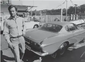  ??  ?? Dåvarande kronprins Carl Gustaf med sin Volvo P1800 S fotografer­ad i juni 1969.
